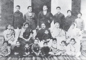 Subhas_Bose_standing_extreme_right_with_his_large_family_Cuttack_India